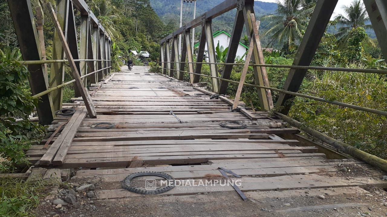 Terkendala Anggaran Jembatan Waysemangka di Suoh Belum Ditangani