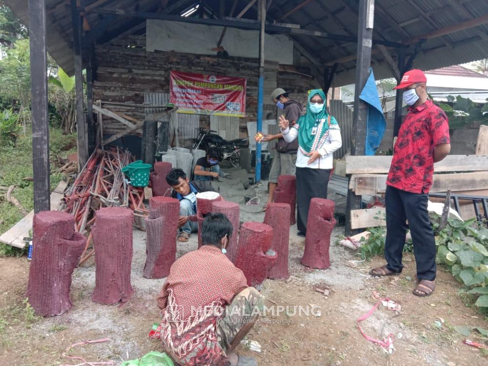 Camat Tinjau Pembuatan Wastafel BUMDes Pampangan Berdayakan Warga Putus Kerja