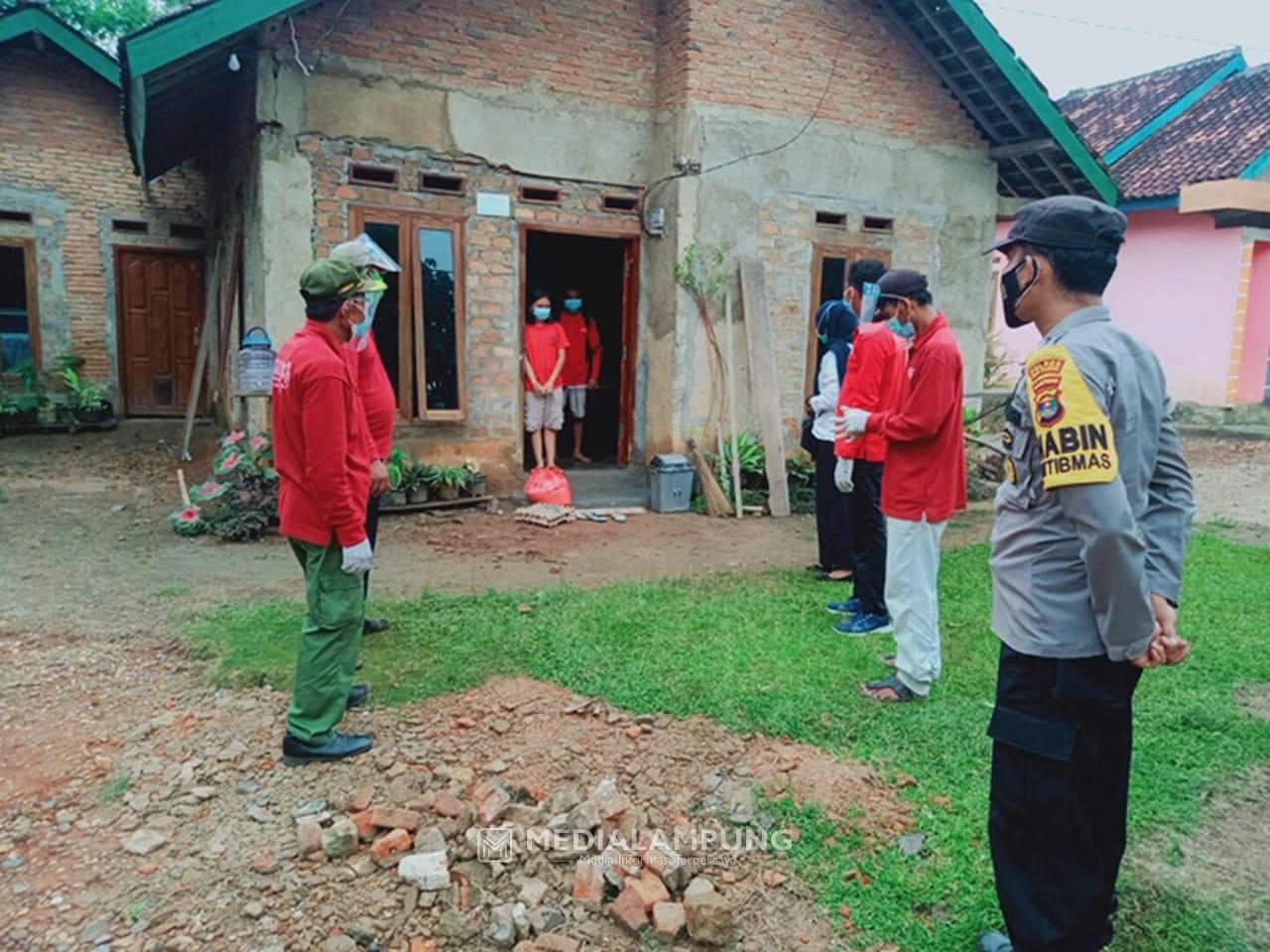 Tim Gugus Tugas Covid-19 Kampung Penengahan Bagikan Sembako Untuk Warga Isolasi Mandiri