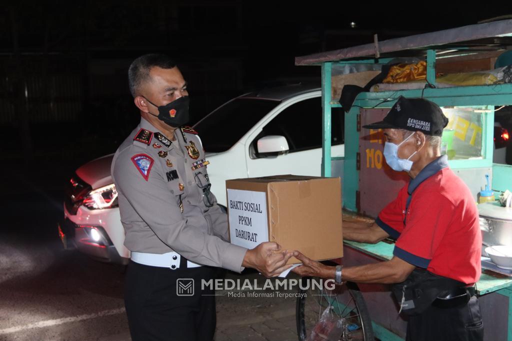 Patroli Malam, Ditlantas Polda Lampung Bagikan Paket Bansos