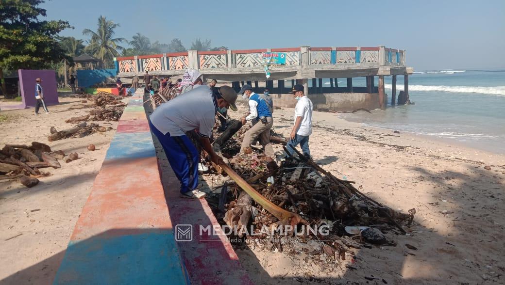 Wabup Zulqoini Pimpin Bersih-Bersih Pantai Labuhan Jukung