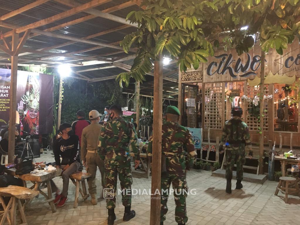 Satgas Covid-19 Balikbukit Tertibkan Prokes Pengunjung Kafe-Warung 