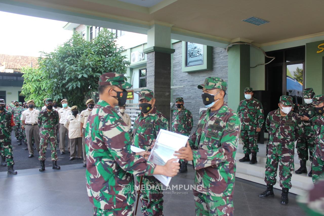 Dandim 0410 Pimpin Acara Korp Raport Pindah Satuan dan Tradisi Pelepasan Bintara
