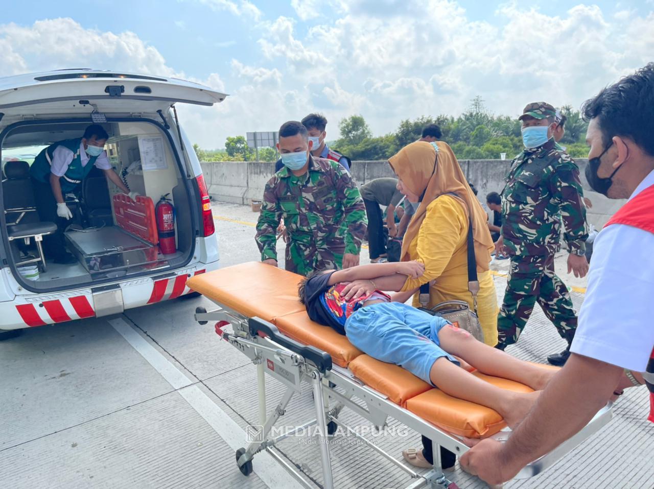 Personel Kodim KBL Bantu Evakuasi Korban Lakalantas