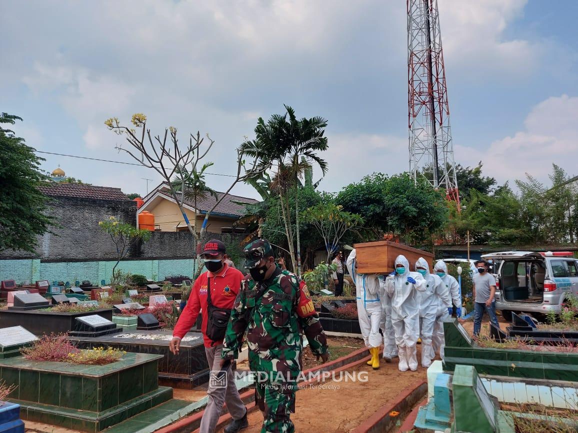 Babinsa Koramil Kedaton Monitor Pemakaman Jenazah Warga Binaan