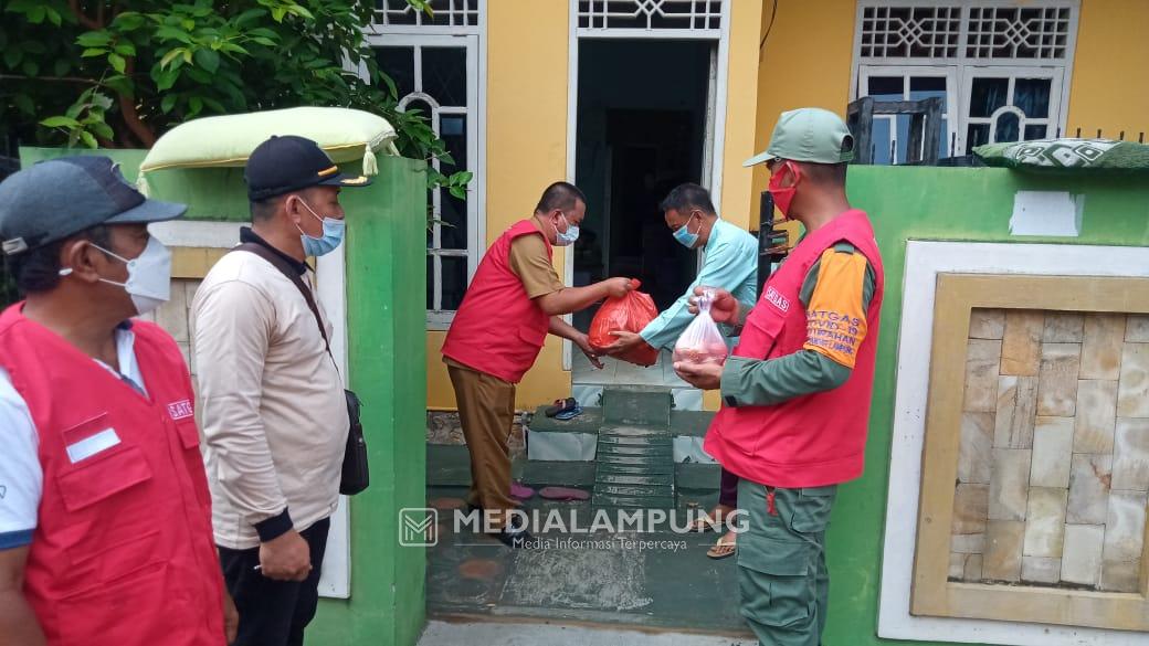 Kelurahan Kotasepang Salurkan Bansos Isoman dari Pemkot Bandarlampung
