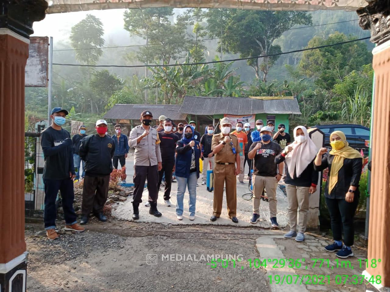 Sterilisasi Pemukiman Jelang Idul Adha, Pekon Sukapura Lakukan Penyemprotan Desinfektan 