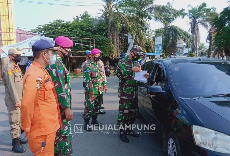 Babinsa-Satgas Covid-19 Terus Lakukan Penyekatan Pintu Masuk Bandarlampung