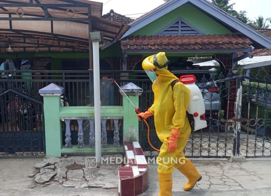 PMI Waykanan Semprotkan Desinfektan dari Rumah ke Rumah