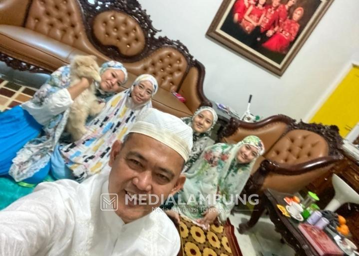 Wabup Fauzi Gelar Shalat Ied Bersama Keluarga di Rumahnya
