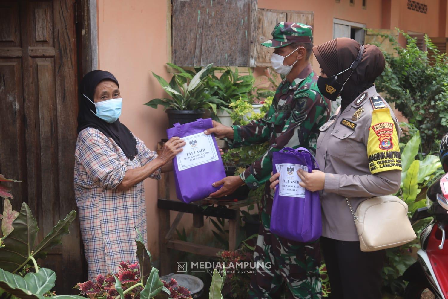 Babinsa Koramil TKP Bagikan Daging Kurban Kepada Masyarakat Gunungagung