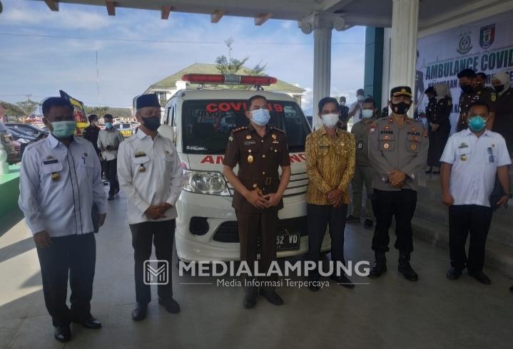 Kejari Pringsewu Serahkan Bantuan Ambulance Covid-19