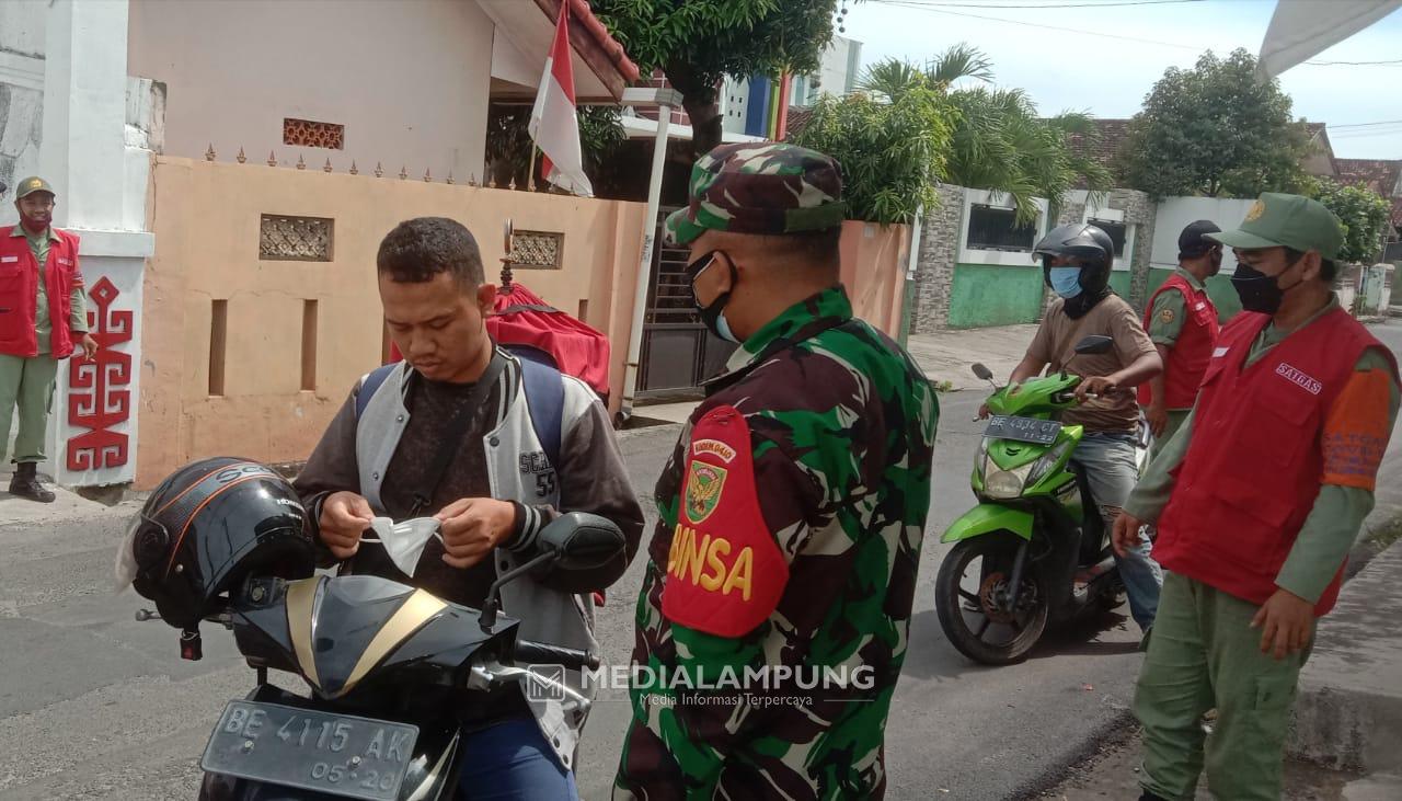 Babinsa Koramil Kedaton Beri Imbauan Prokes di Pasar Tempel