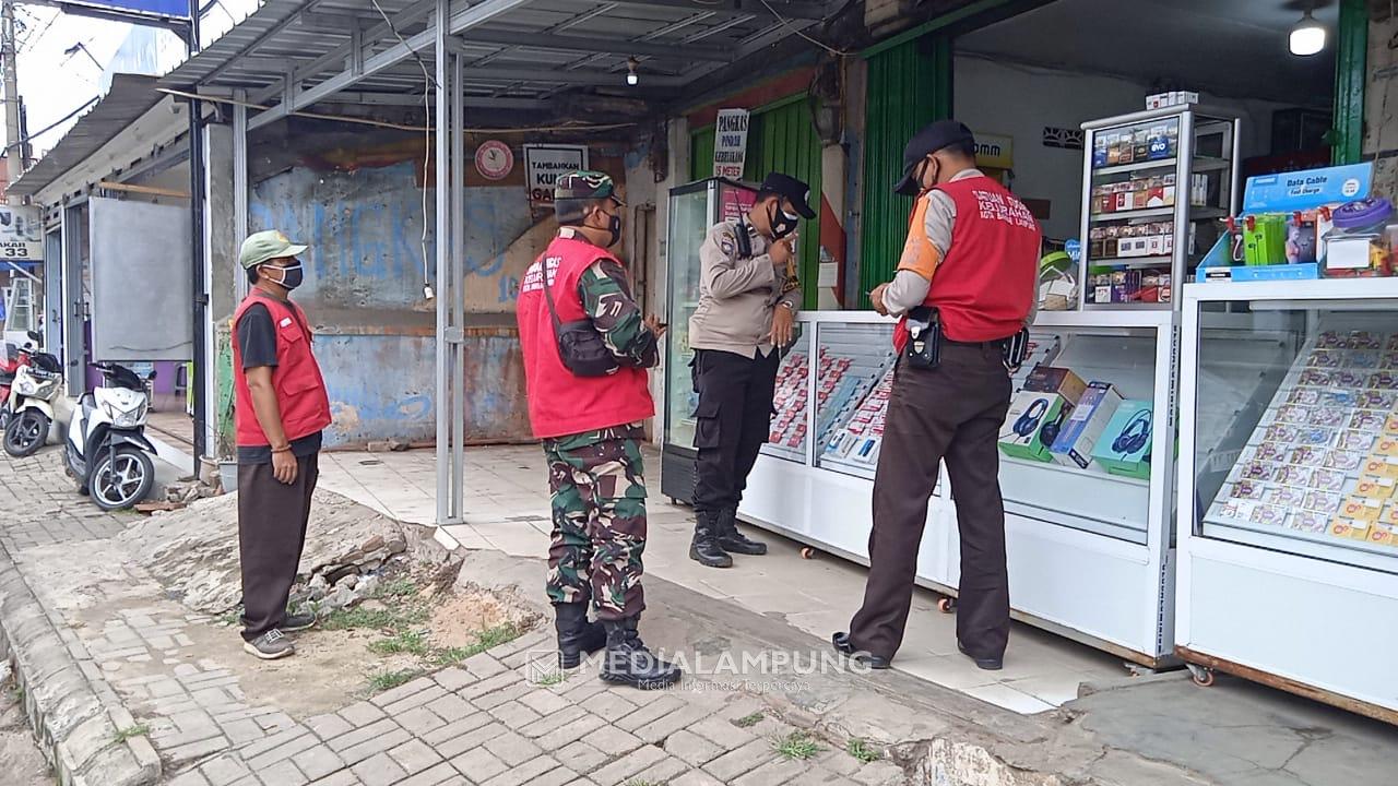 Babinsa Koramil Kedaton Terus Imbauan Warga Patuhi Prokes