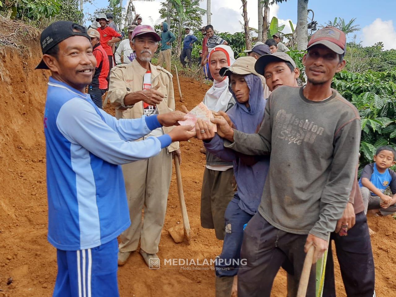 Warga Pekon Tigajaya Berpartisipasi Buka Badan Jalan Program PKTD