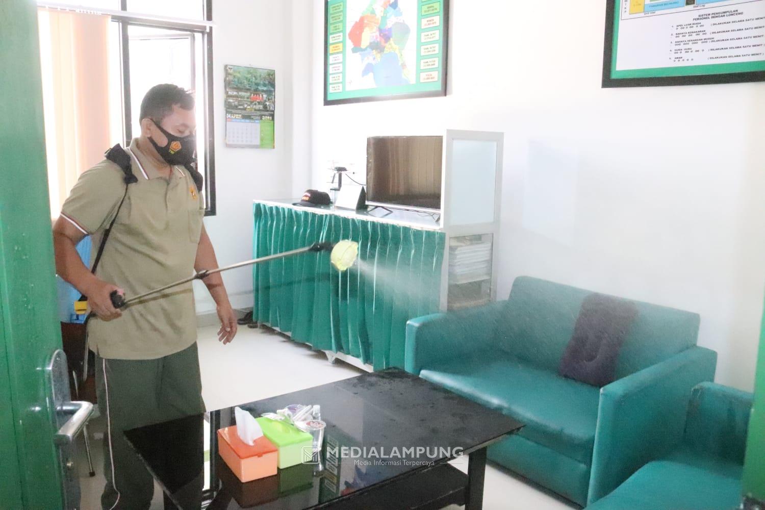 Personil Kodim KBL Lakukan Penyemprotan Desinfektan