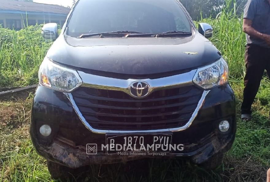 Mobil Avanza Tanpa Pemilik Ditemukan Terperosok ke Saluran Irigasi