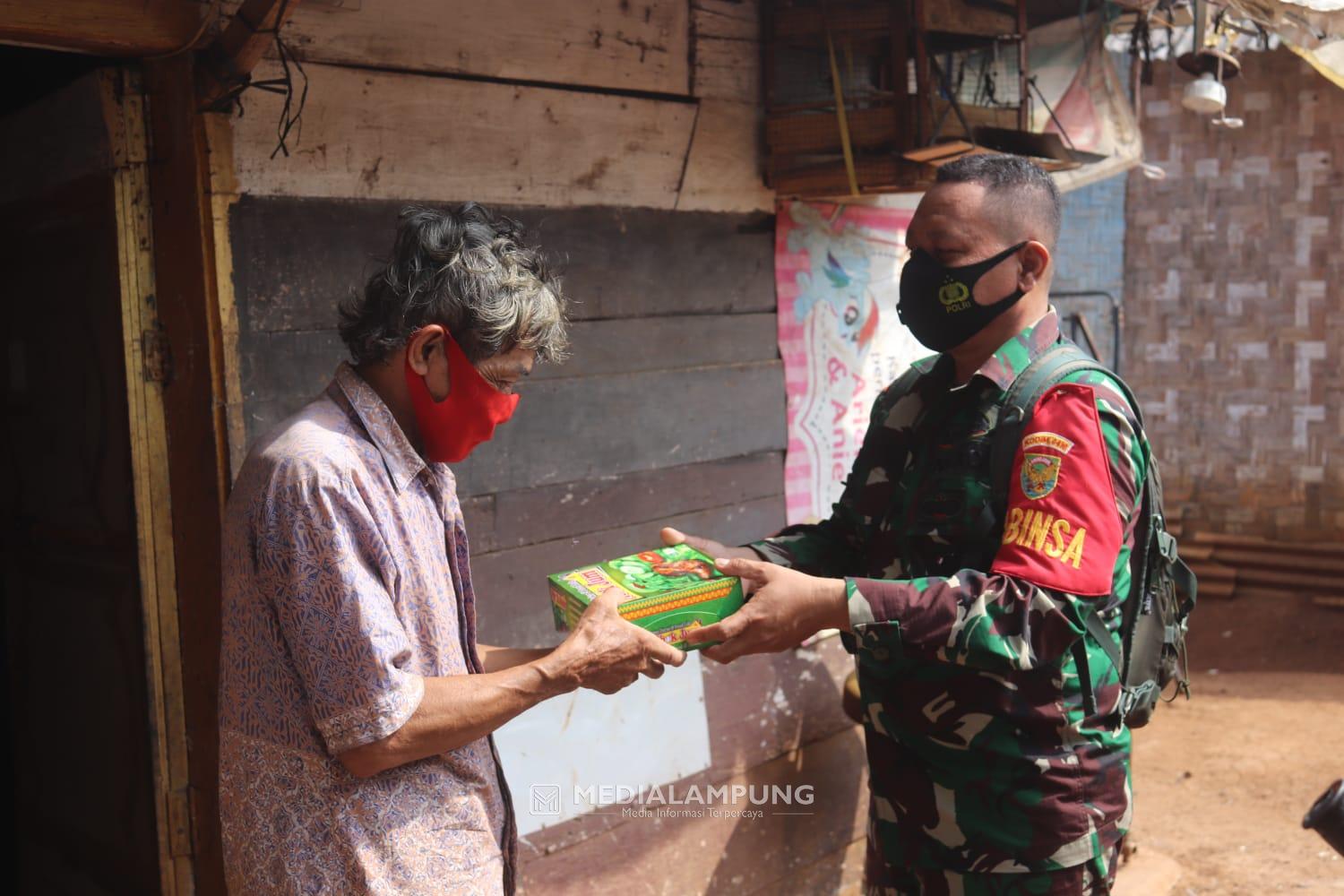 Babinsa Koramil TKT Bagikan Nasi Kotak dan Masker Gratis di Wilayah Binaan