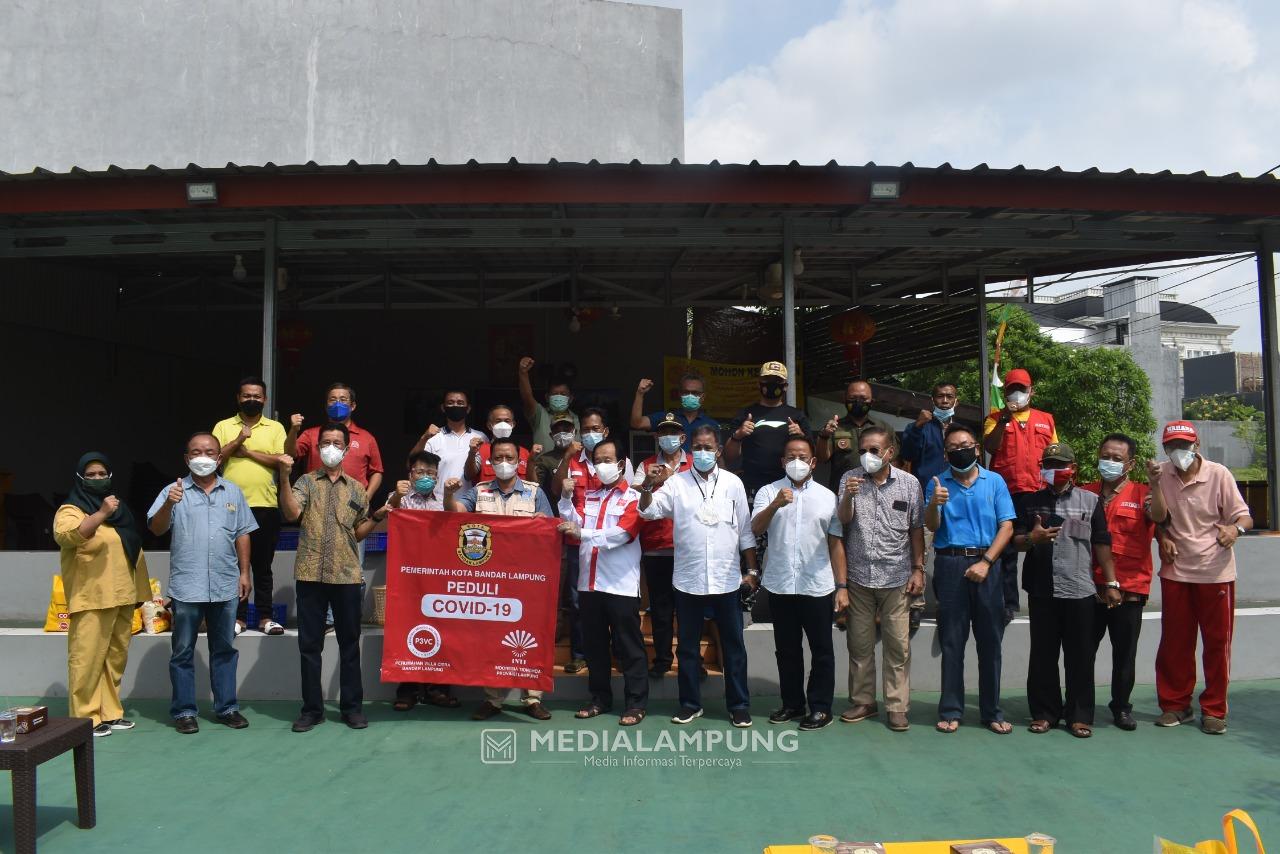 Warga Villa Citra dan INTI Bersama Pemkot Bandarlampung Bantu Warga Isoman di Wayhalim