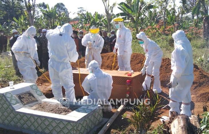 Wafat di Puskesmas dan Reaktif Satu Warga Guntungterang Dimakamkan Secara Prokes 