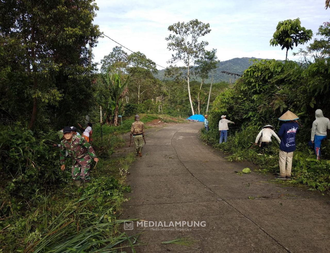 Beri Kenyamanan Pengendara, Babinsa-Warga Bersihkan Jalan