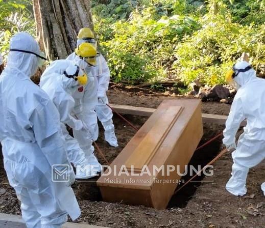 Wafat di Ruang Isolasi, Warga Pekon Jagaraga Dimakamkan Secara Prokes 