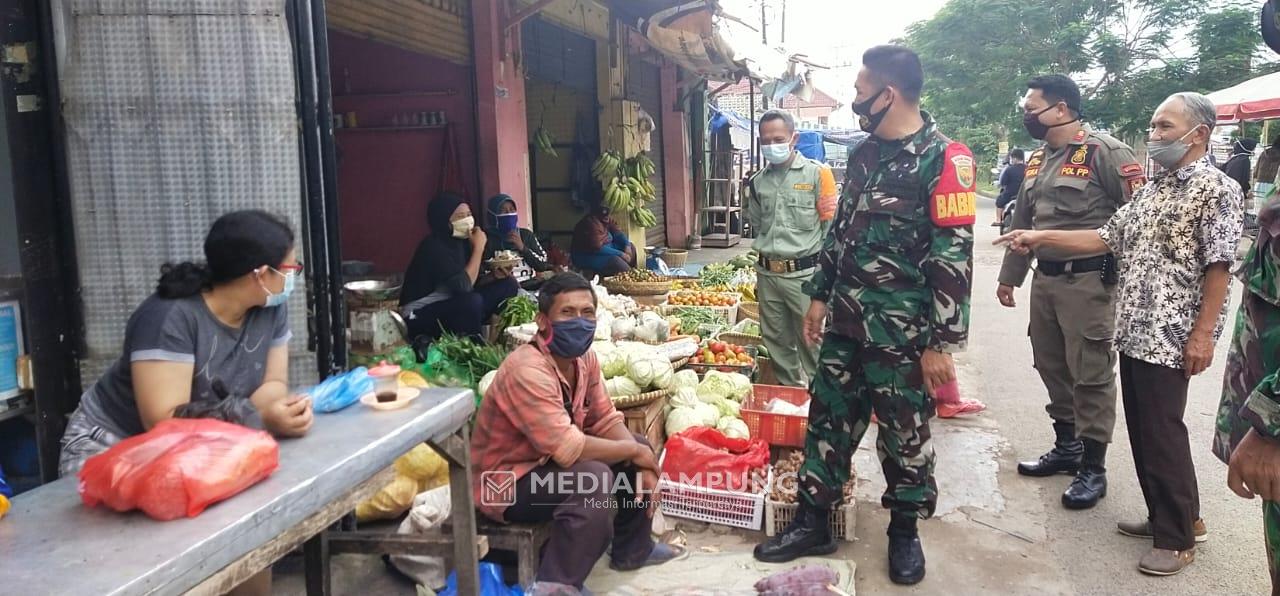 Babinsa Bersama Gugus Tugas Tegakkan Disiplin Prokes
