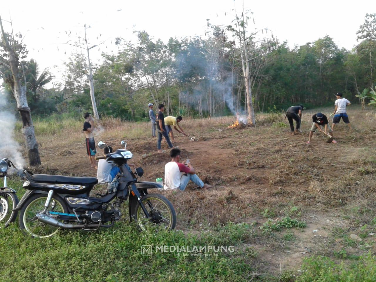 Karang Taruna Say Umpu Gotong Royong Bangun Lapangan Voli