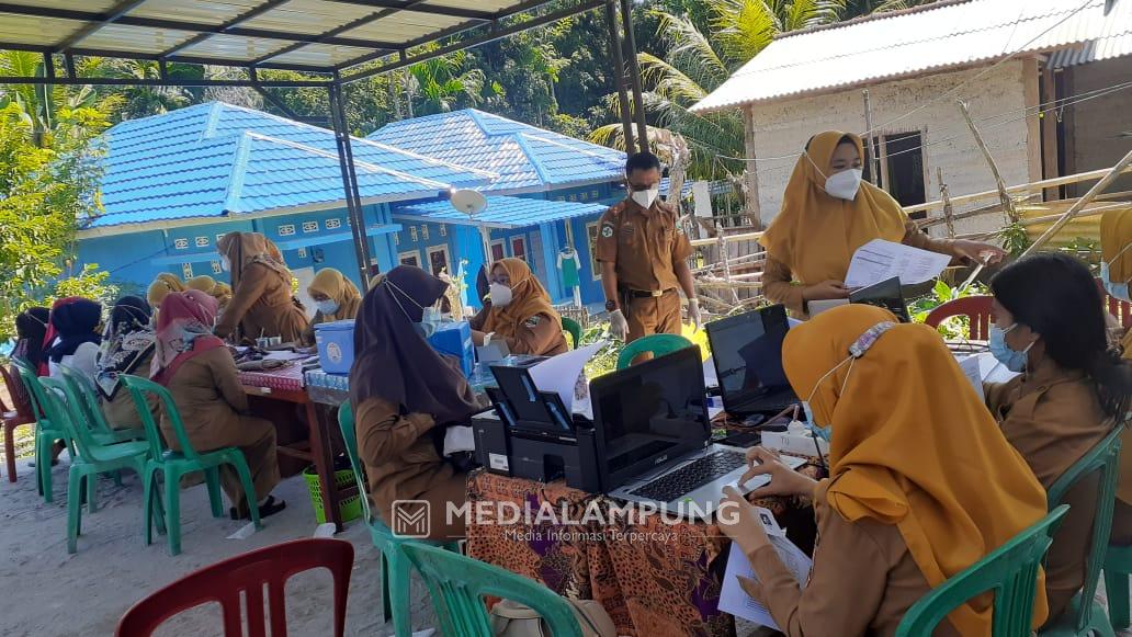 Dalam Sehari, 100 Orang Terima Vaksin di Pugung Tampak