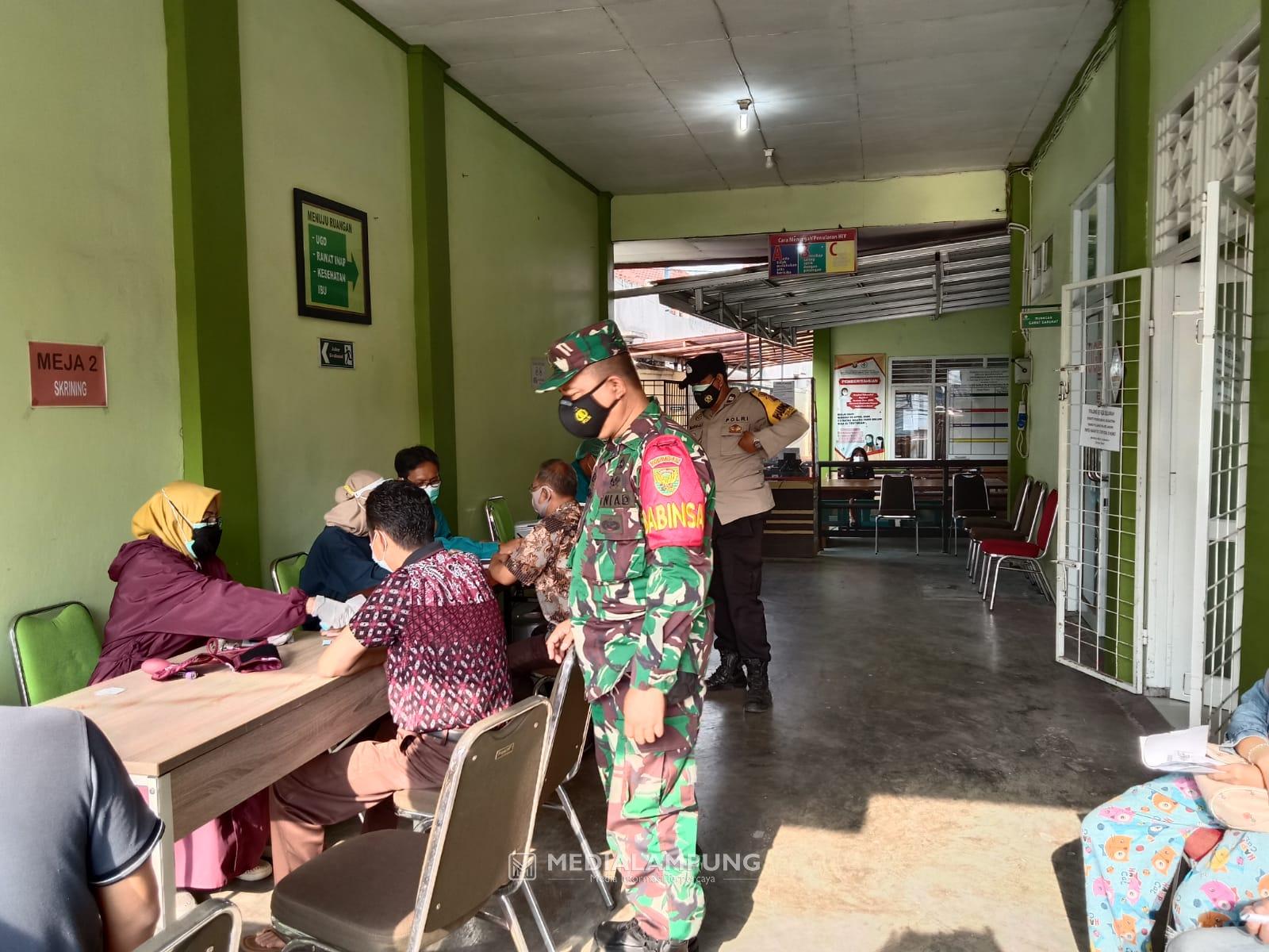 Babinsa Koramil 410-06/Kedaton Monitoring Pelaksanaan Vaksinasi di Kedaton