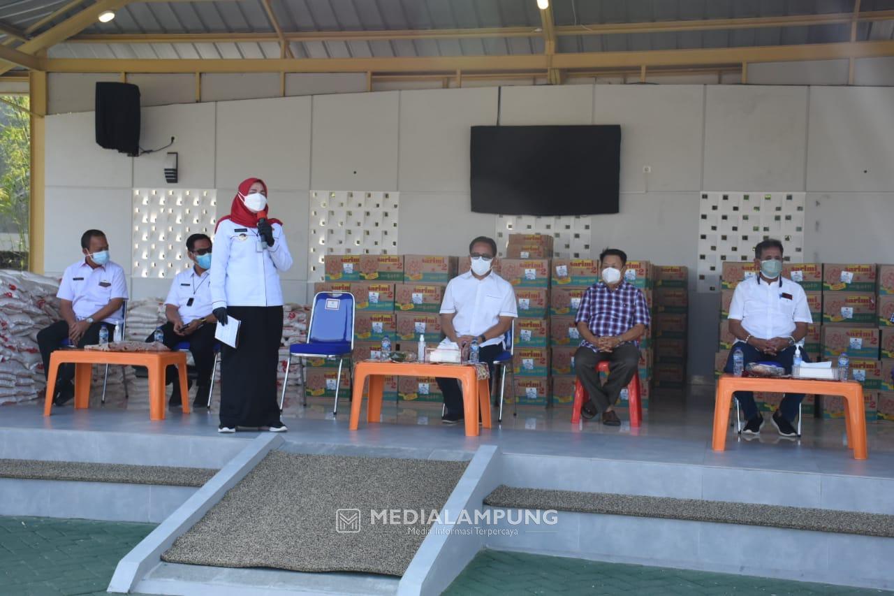 Eva Dwiana Bagikan 1000 Paket Sembako dari Paguyuban Villa Citra