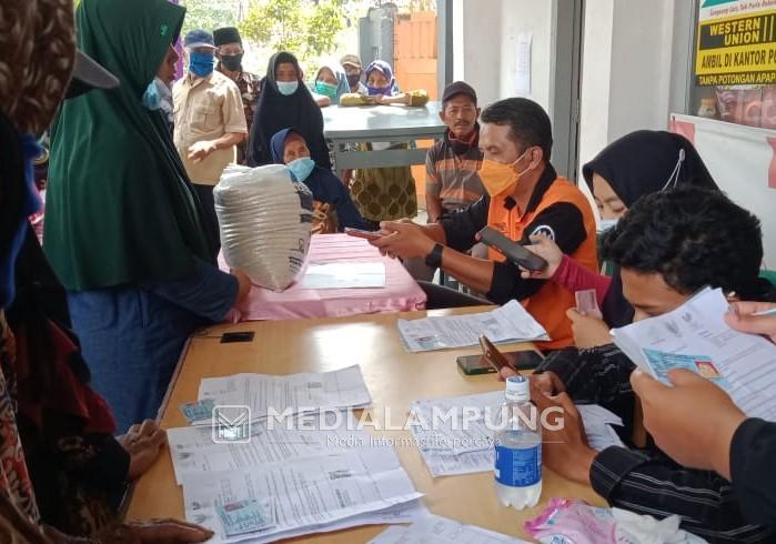 Kantor Pos Karanganyar Salurkan BST Kemensos untuk 2.289 KPM