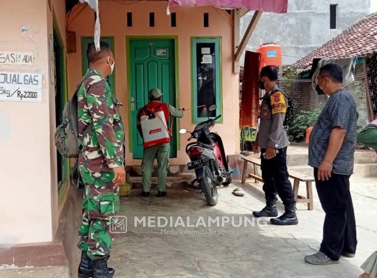 Babinsa Koramil Kedaton Lakukan Penyemprotan Desinfektan di Wilayah Binaan