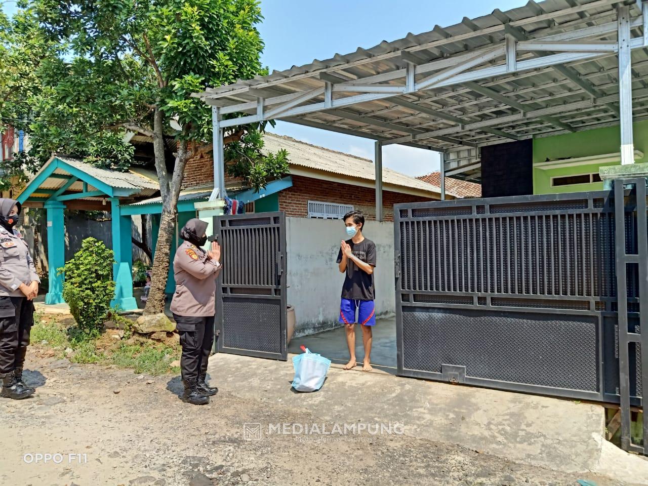 Ditpamobvit Polda Lampung Bagikan Sembako Kepada Wartawan yang Jalani Isoman