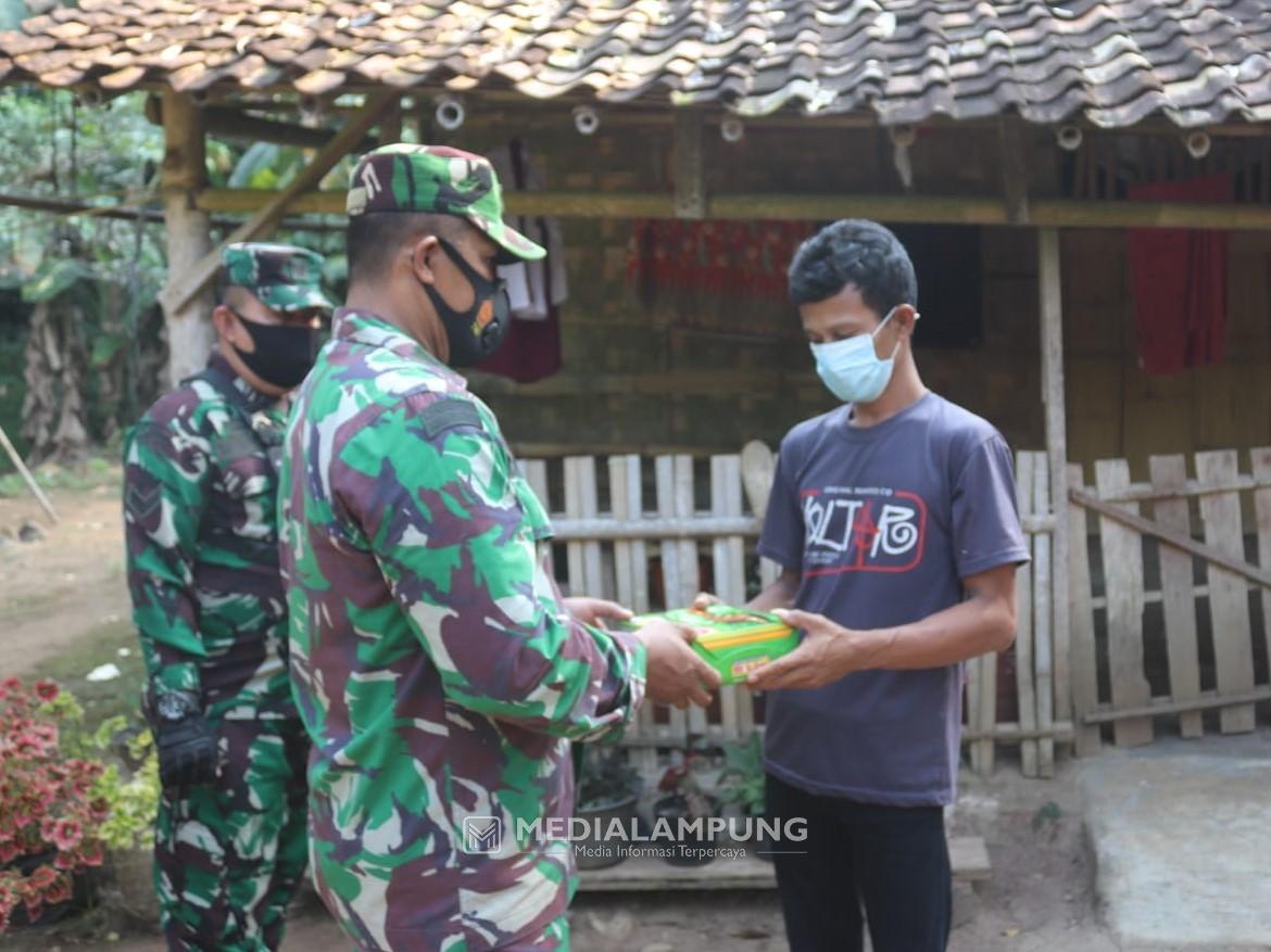 Babinsa Koramil 410-05/TKP Berbagai Nasi Kepada Warga Binaannya
