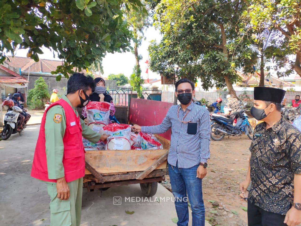Lurah Labuhanratu Distribusikan Bantuan Beras dari Kemensos