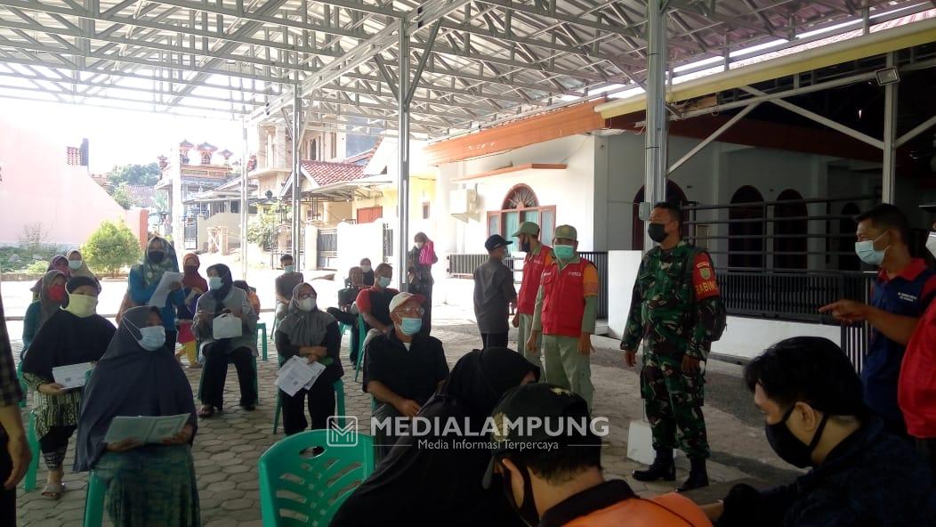 Babinsa Koramil Kedaton Pantau Pembagian BST di Wilayah Binaan