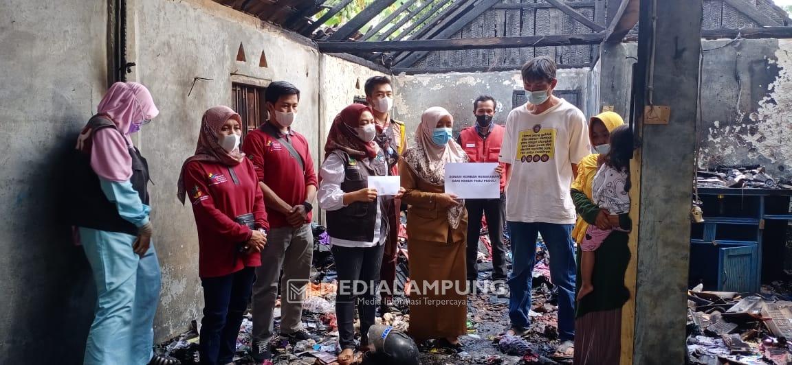 KKP Salurkan Bantuan Kepada Keluarga Kebakaran Rumah di Pekon Purawiwitan   