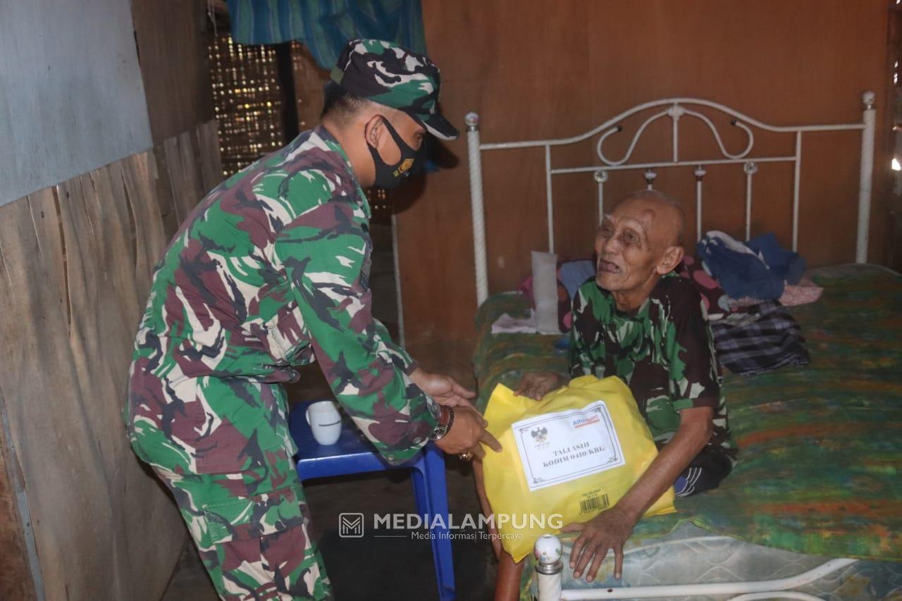Babinsa Koramil TBS Bagikan Sembako untuk Masyarakat Binaan