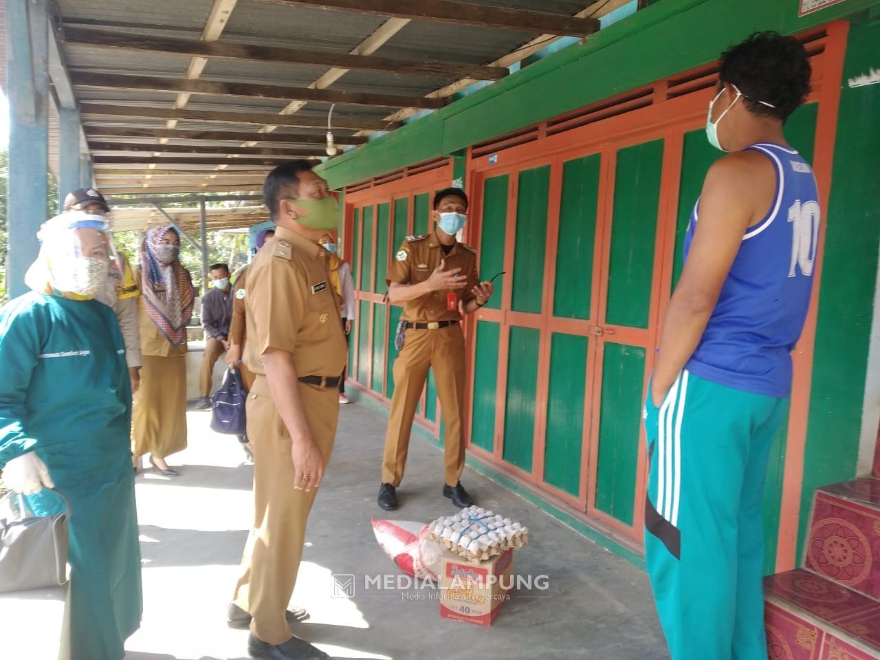 Perangkat Pekon Waypetai Salurkan Bantuan Sembako Sebelas Warga Isoman Covid-19