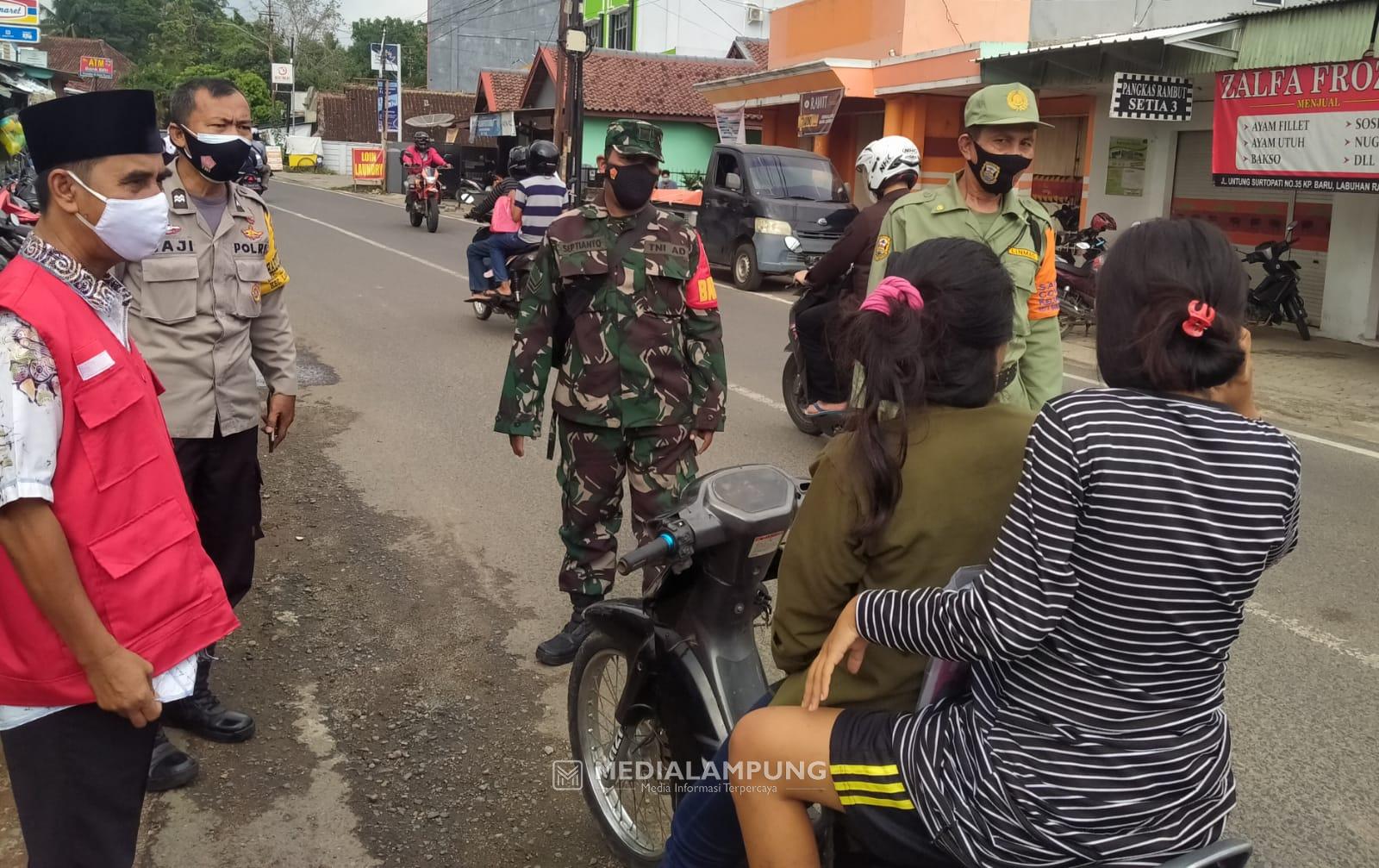 Babinsa Koramil Kedaton Lakukan Operasi Masker di Wilayah Binaan