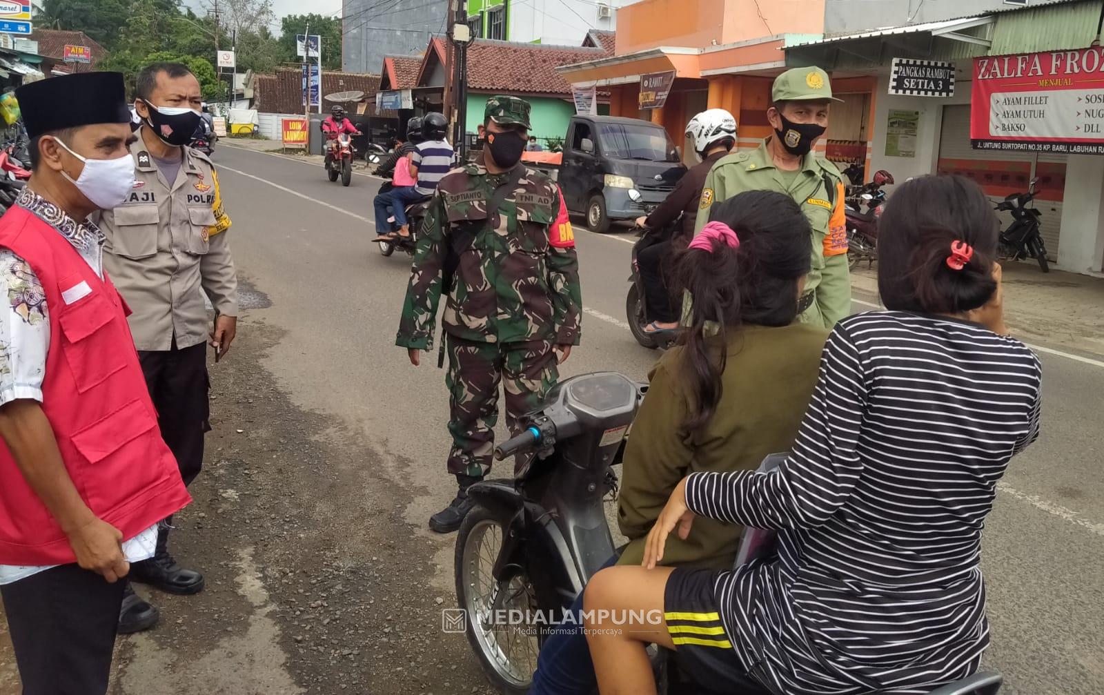 Babinsa Koramil Kedaton Lakukan Operasi Masker di Wilayah Binaan