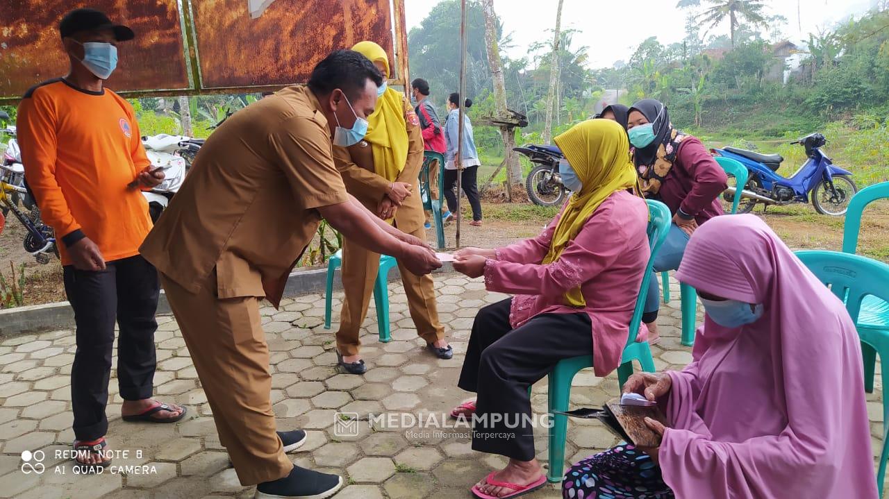 Momen Penyaluran BLT-DD April, Satgas Covid-19 Pekon Tribudi Makmur Bagikan Masker