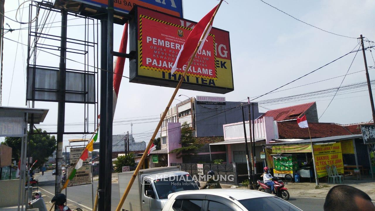Menunggak Pajak Reklame, 10 Tempat Usaha Kembali Disegel