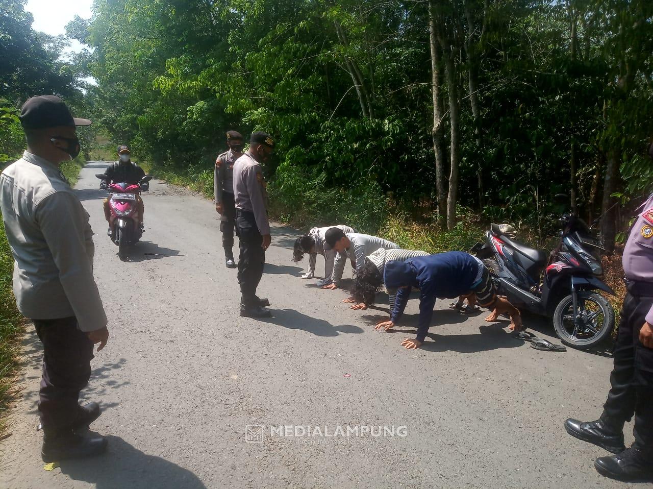 Patroli KRYD, Sat Sabhara Polres Waykanan Tindak Tegas Pengendara Motor yang Langgar Prokes
