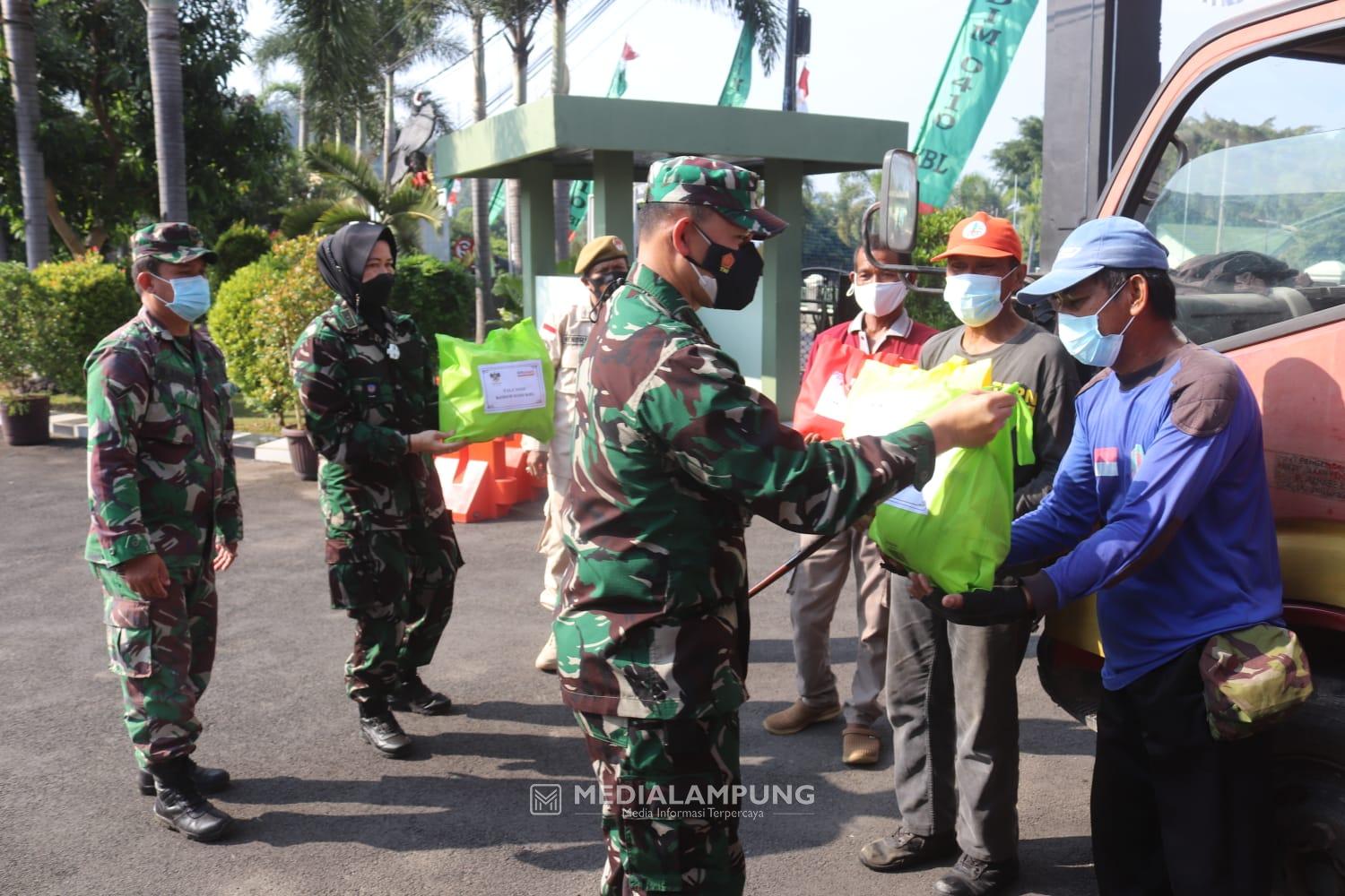Dandim 0410/KBL Berikan Bantuan Secara Langsung Pada Warga Terdampak Covid-19
