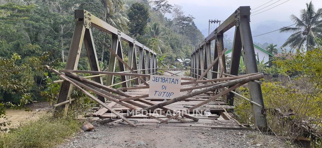 Aparat Dua Pekon Perbaiki Jembatan Milik Kabupaten