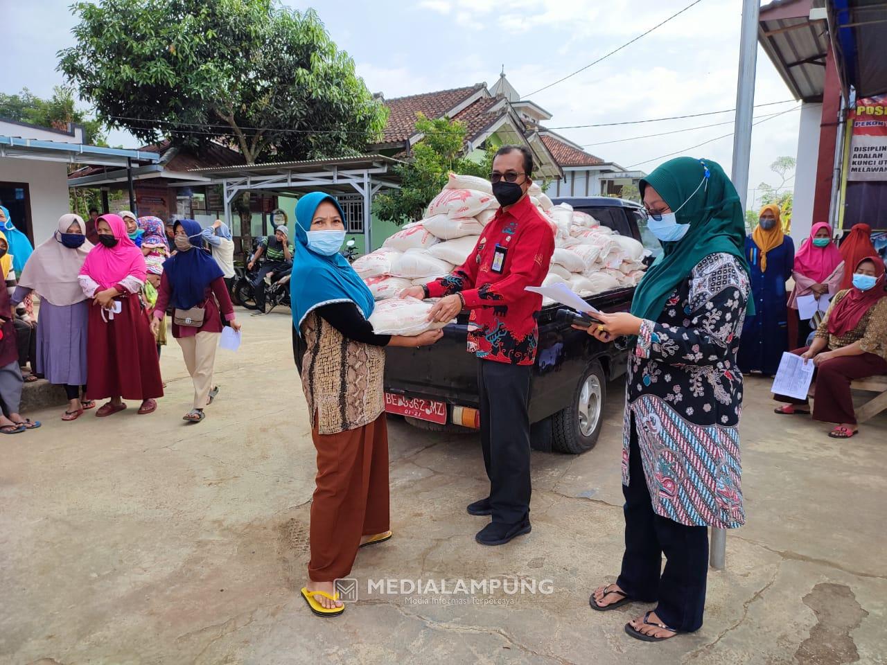 Salurkan Bantuan Beras Kepada 192 Keluarga, Buchori Berharap PPKM Level 3 Dapat Dilalui 