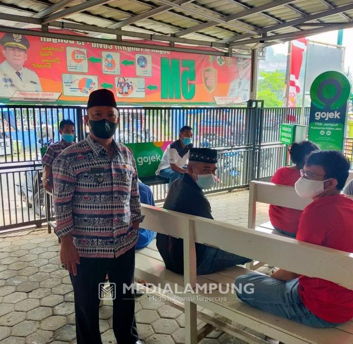 Lurah Rawalaut Pantau Warga yang Vaksinasi