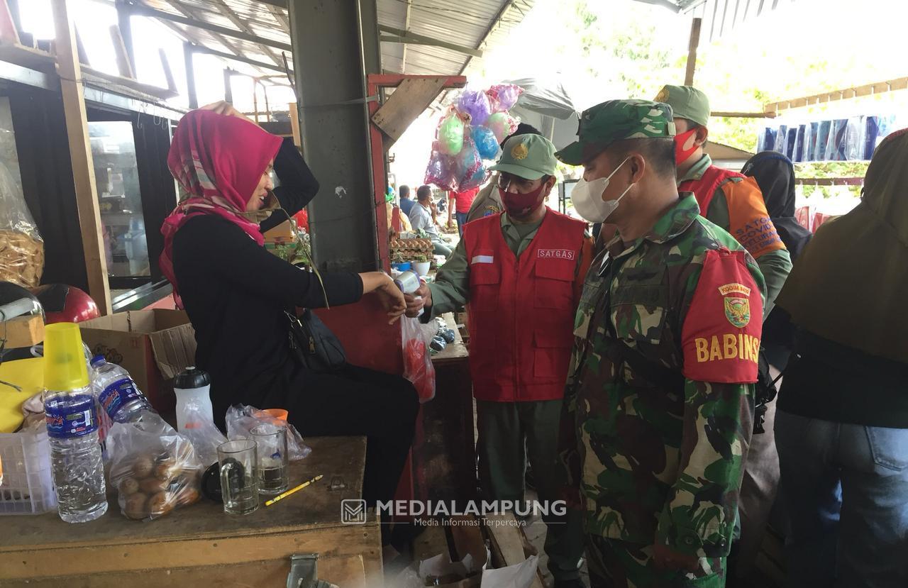 Imbau Pengunjung dan Pedagang Pasar Wayhalim Patuhi Prokes